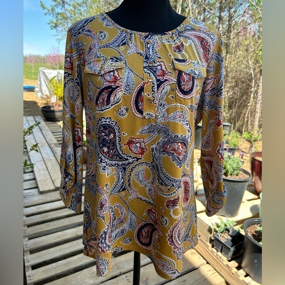 Perception concept top. Size L. Gold with paisley print and 3/4 sleeves.